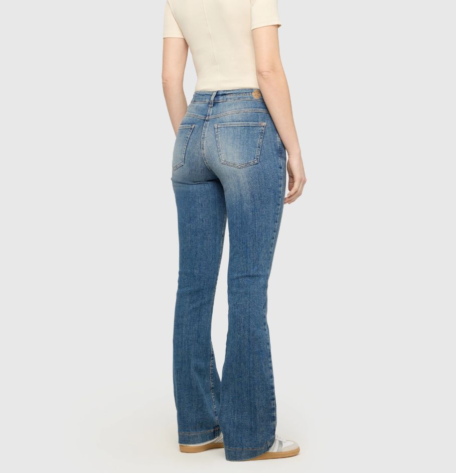 MAC Dream Boot Cut Authentic 30"/32" | Style 5429-90-0358L | in Black-Black, Fashion Rinsed, Summer Blue Clouds, Authentic Summer, and Midnight Blue Wash - Image 19
